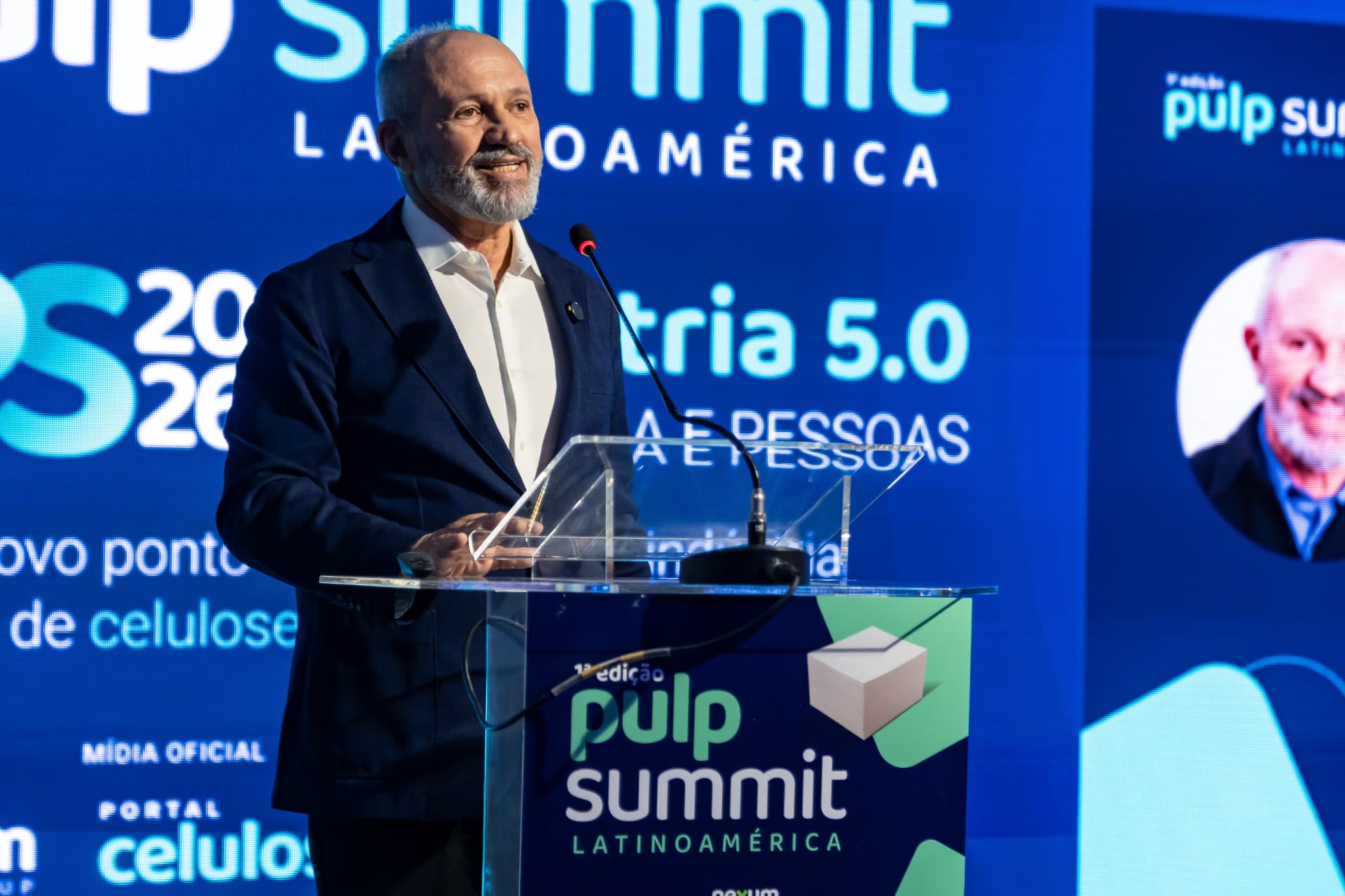 Executivo discursando no púlpito do Pulp Summit Latinoamérica