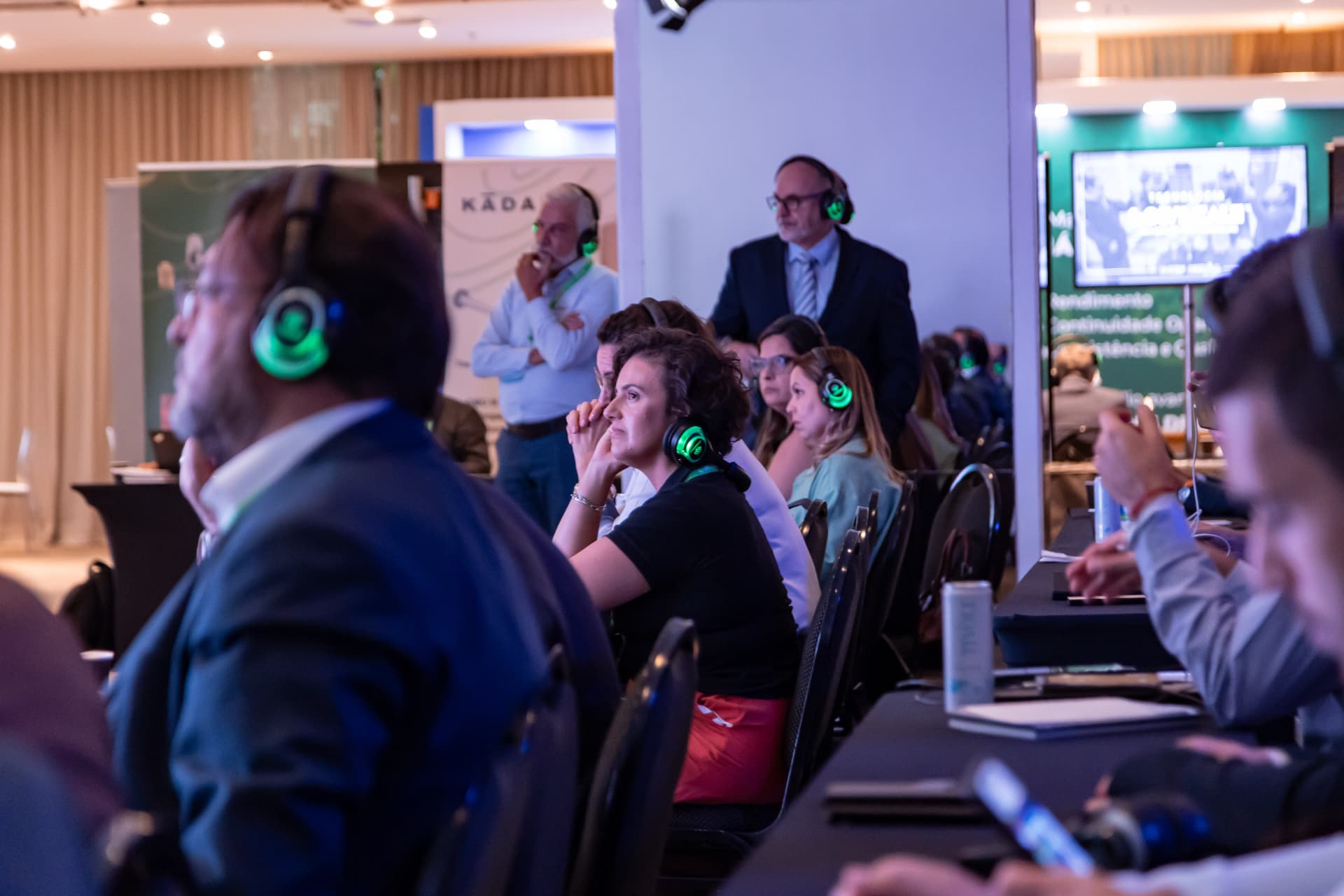 Público com headsets de tradução simultânea
