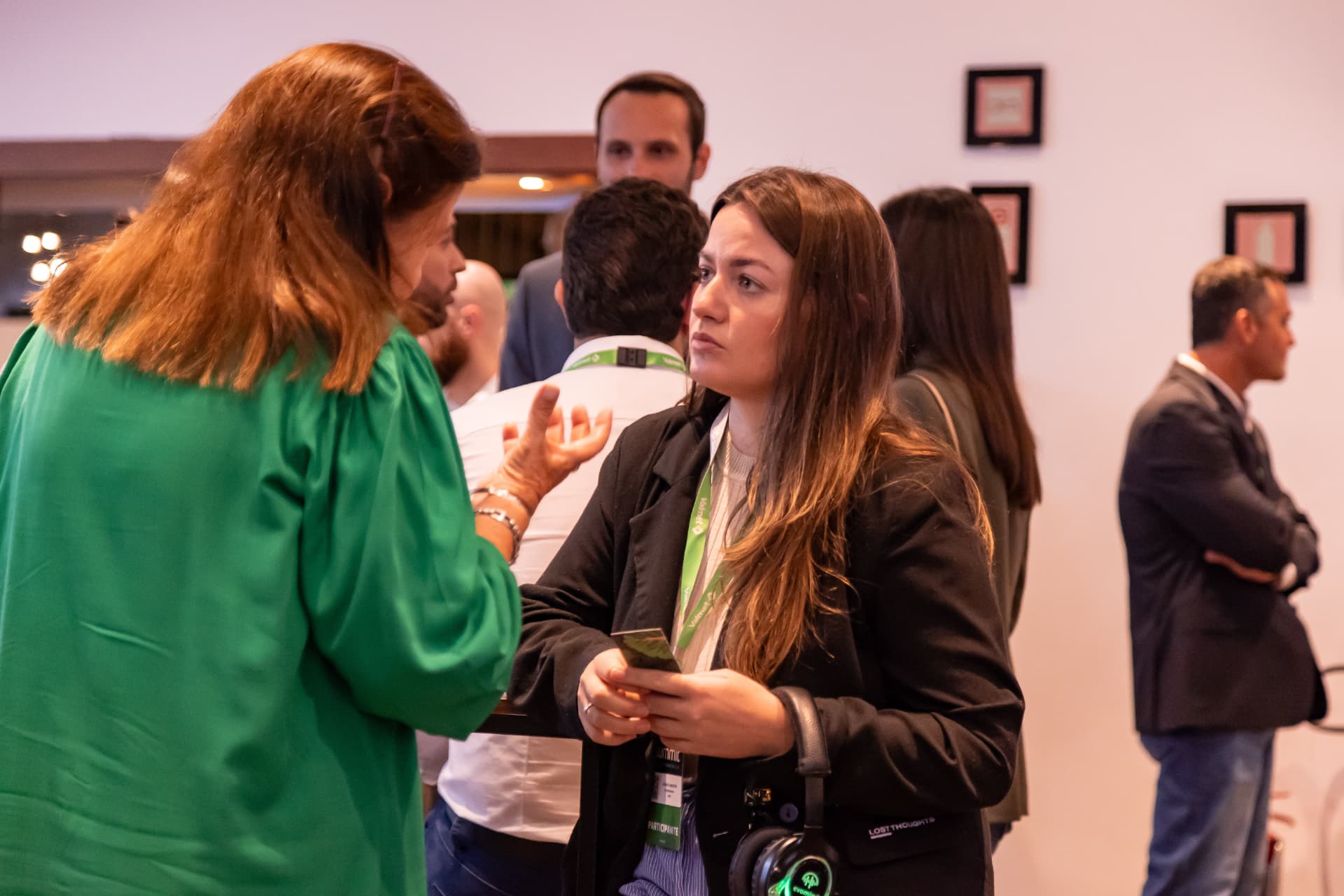 Conversas entre participantes durante o coffee break